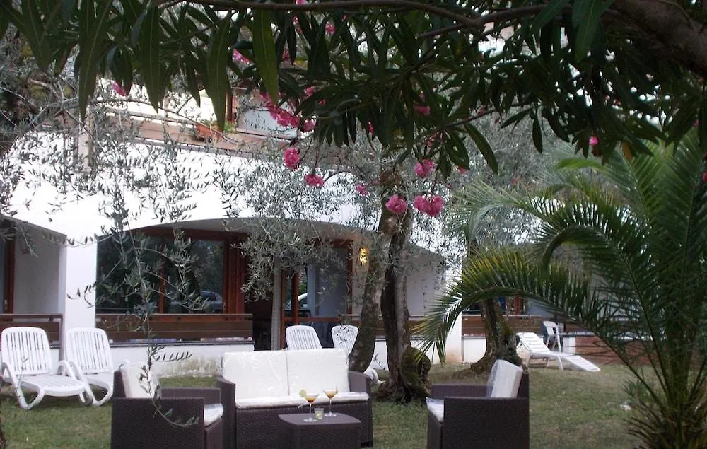 ***  Hotel Laura Christina Мальчезине Италия
